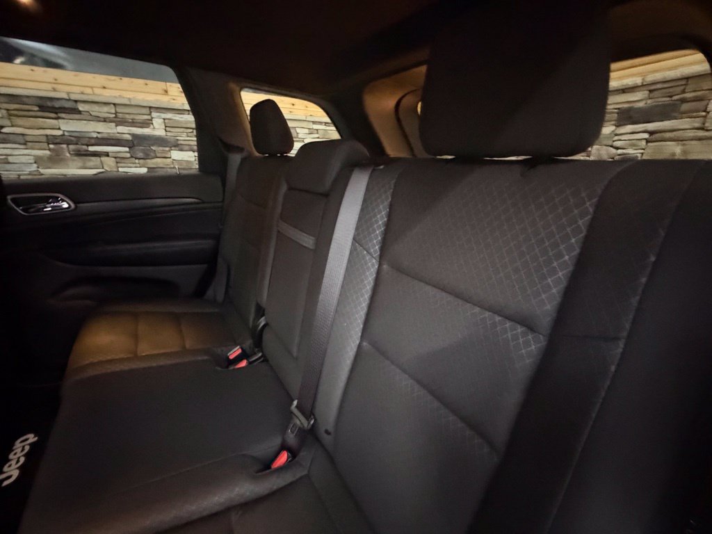 Used 2020 Jeep Grand Cherokee Laredo AWD/4WD image 47