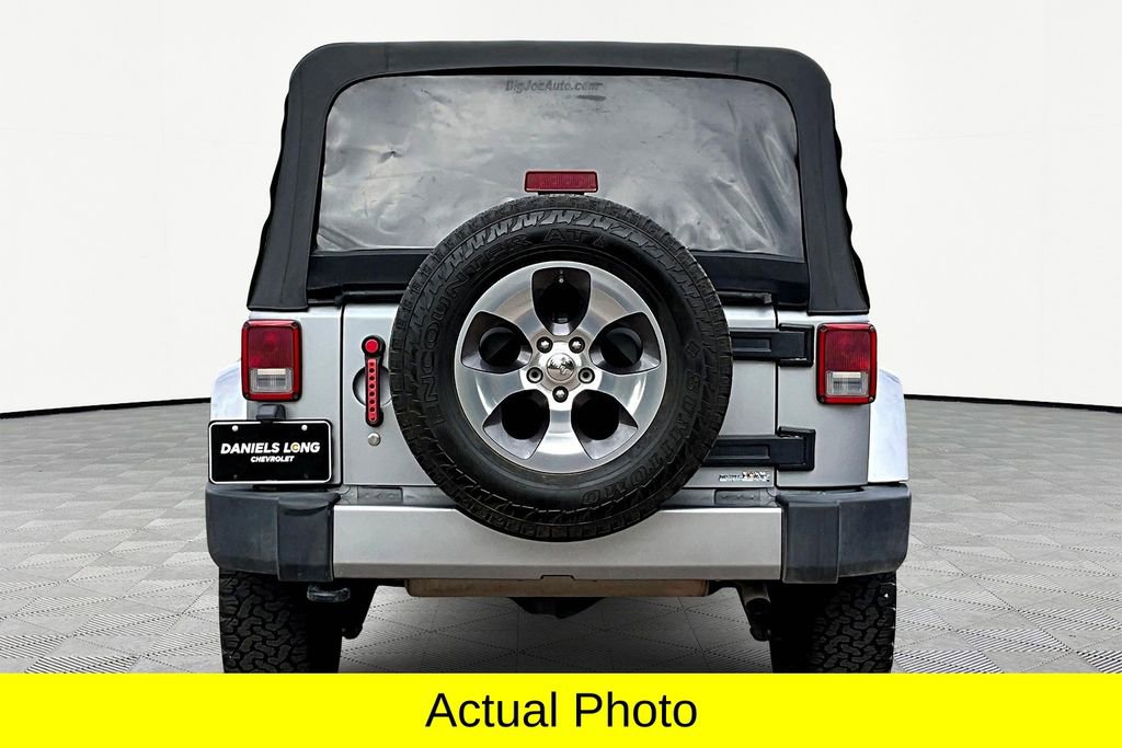 Used 2016 Jeep Wrangler Unlimited Sahara w/ Connectivity Group image 4