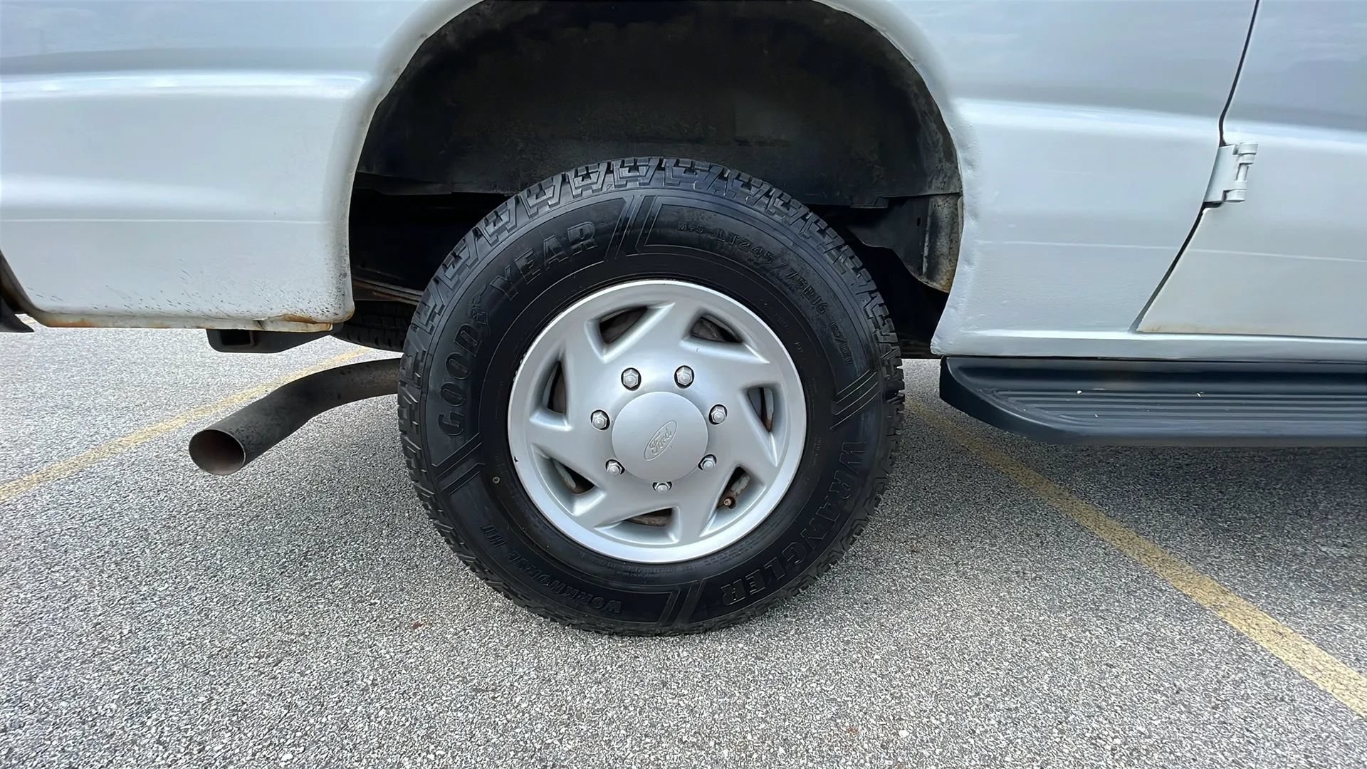 Used 2013 Ford E-350 and Econoline 350 Super Duty w/ Crew Van Pkg RWD image 11