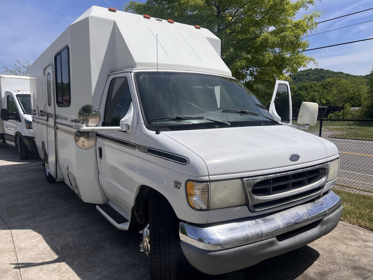 Used 2000 Ford E-350 and Econoline 350 Super Duty RWD image 1