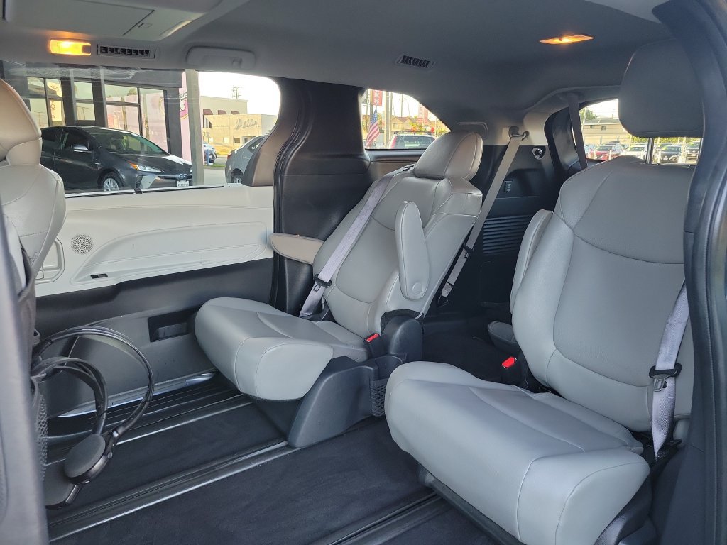 Used 2025 Toyota Sienna XLE w/ XLE Plus Package FWD image 16