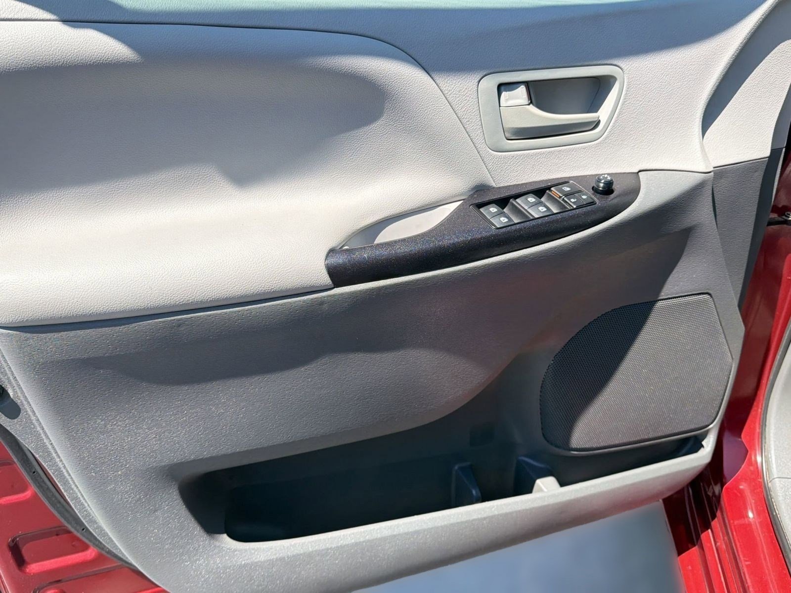 Used 2017 Toyota Sienna L FWD image 13