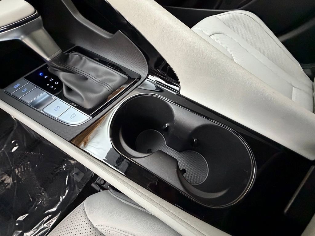 Certified 2025 Hyundai Elantra Limited w/ Cargo Package image 19