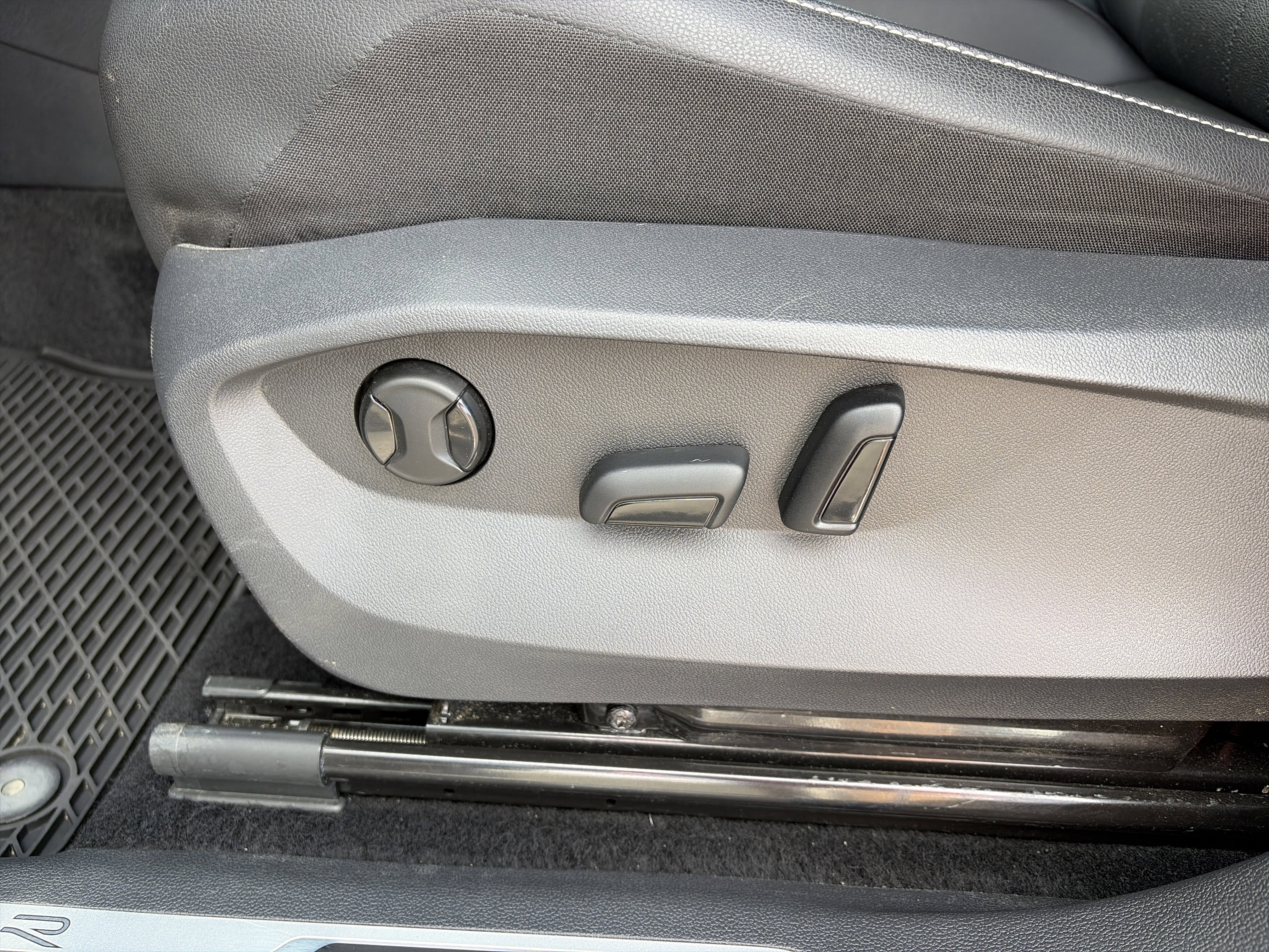 Certified 2023 Volkswagen Tiguan SE R-Line image 13