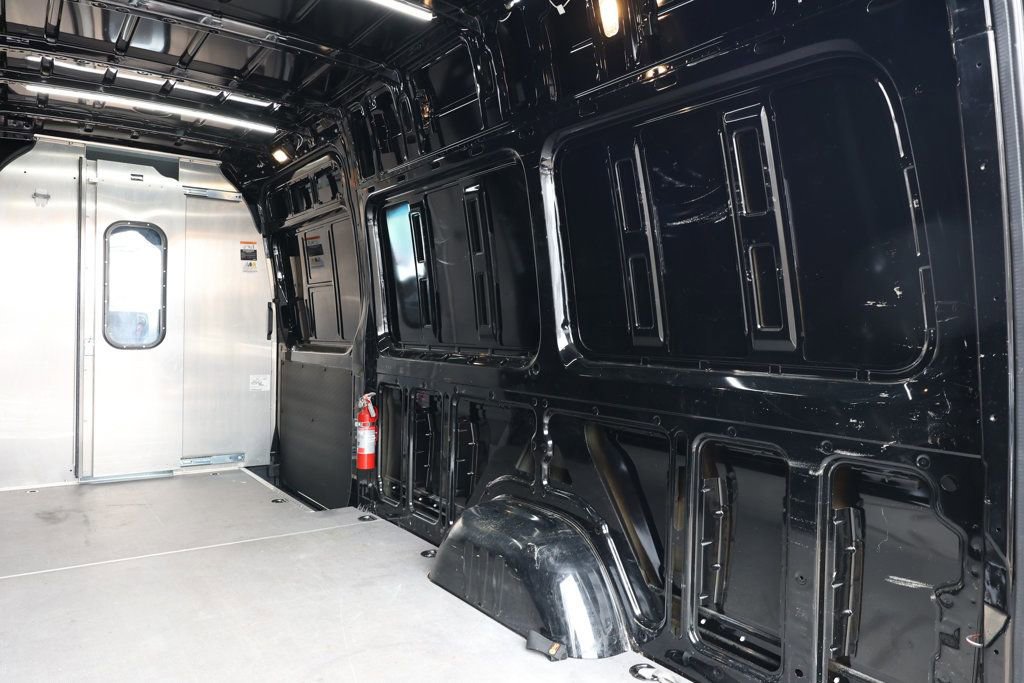 Used 2024 Mercedes-Benz Sprinter 2500 w/ Acoustic Package image 21