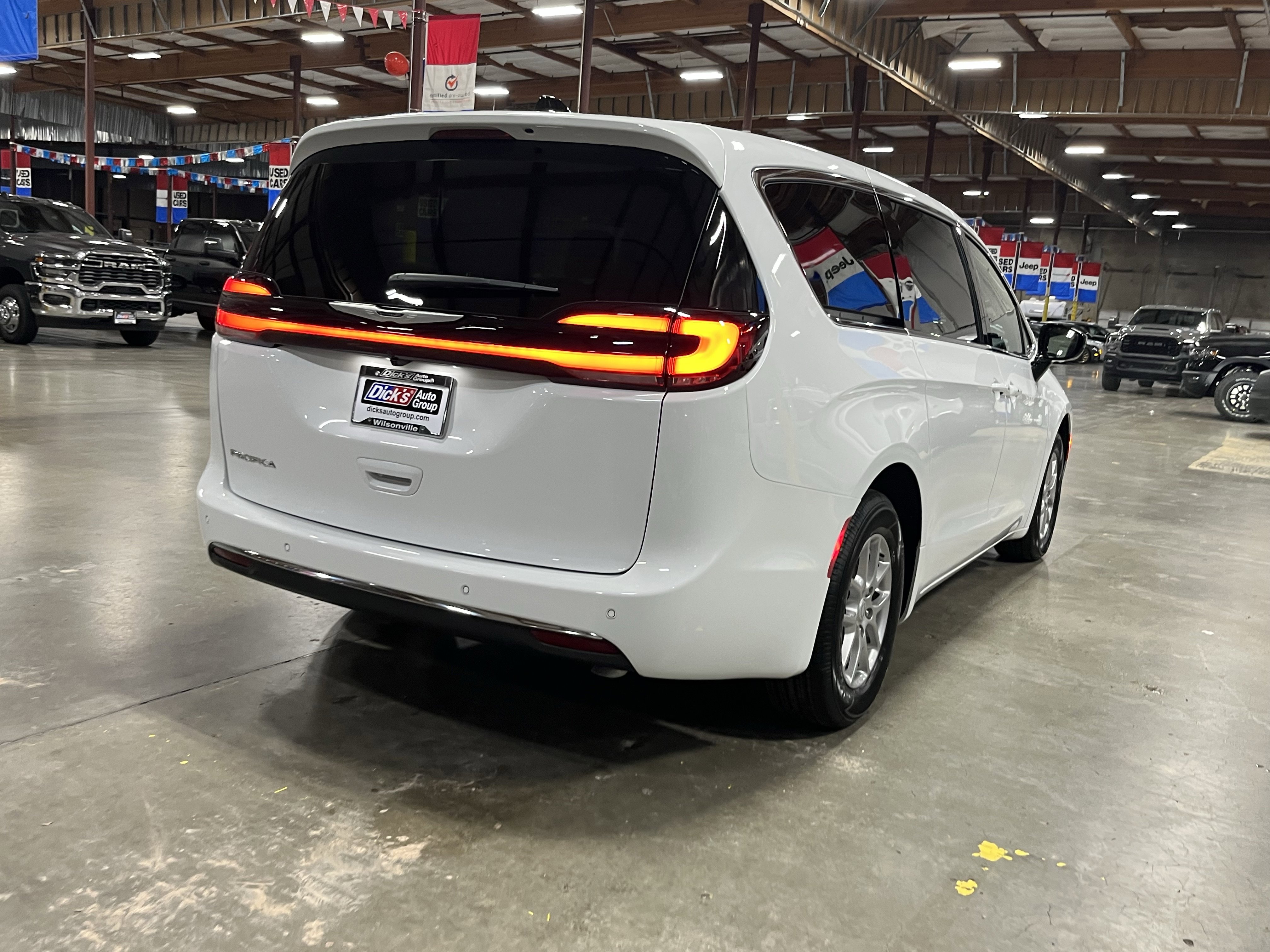 New 2026 Chrysler Pacifica Select image 5