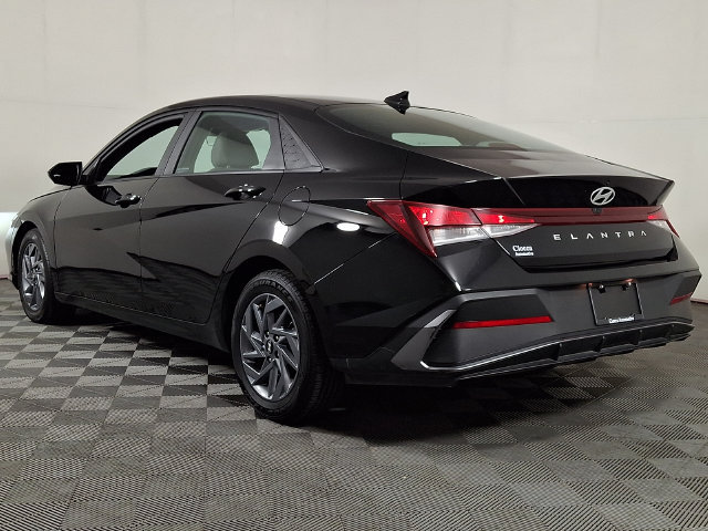 Used 2024 Hyundai Elantra SEL FWD image 7