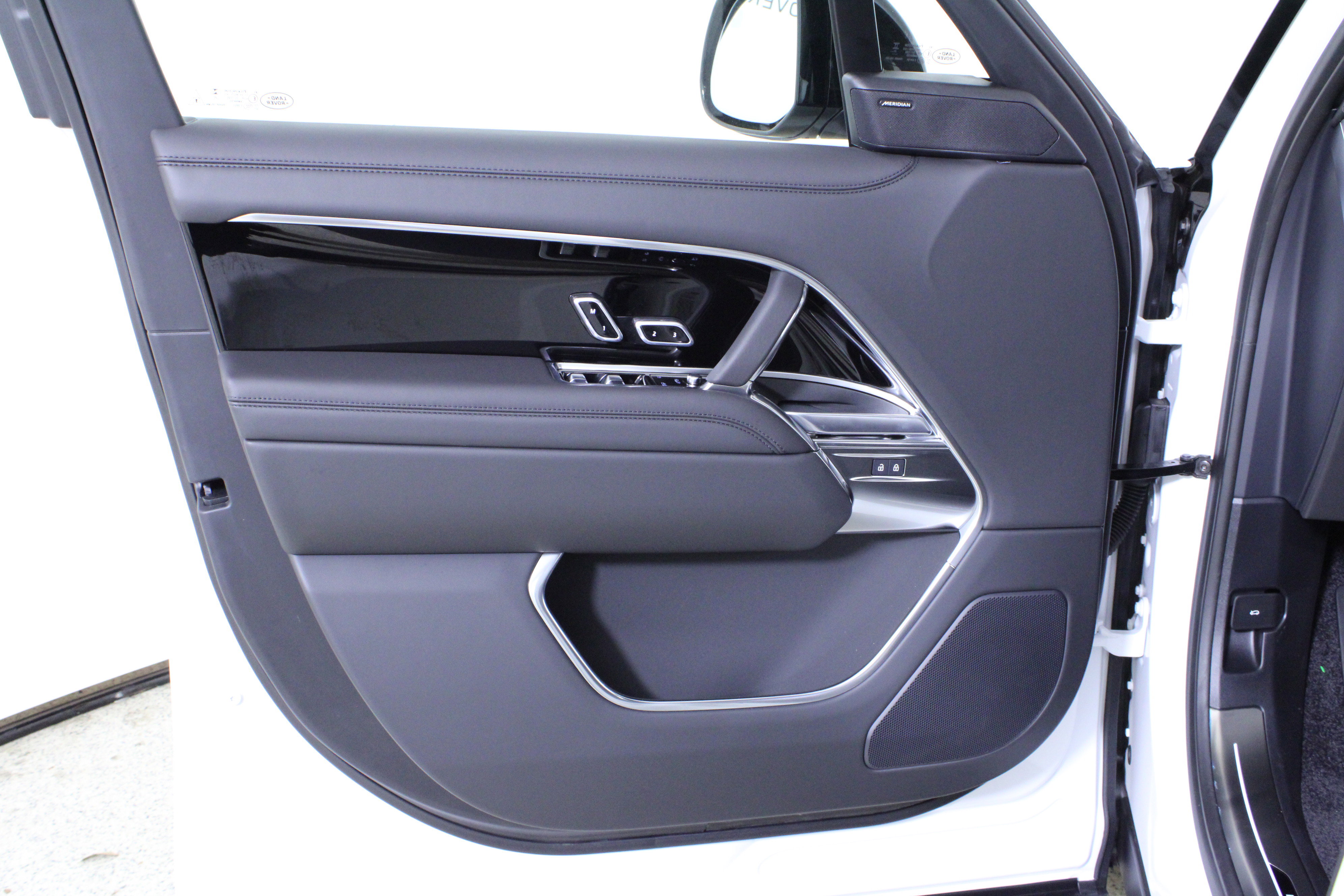 New 2026 Land Rover Range Rover Long Wheelbase SE image 15