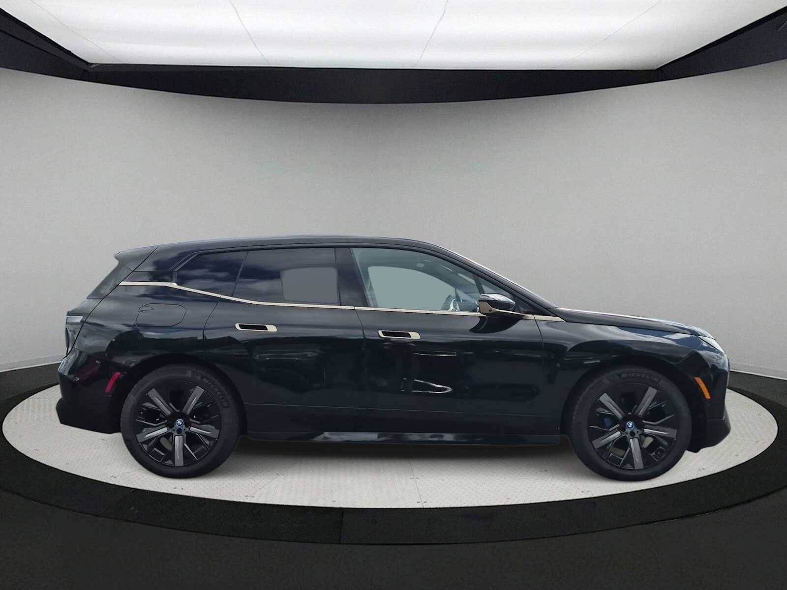 Used 2024 BMW iX xDrive50 w/ Premium Package AWD/4WD image 9