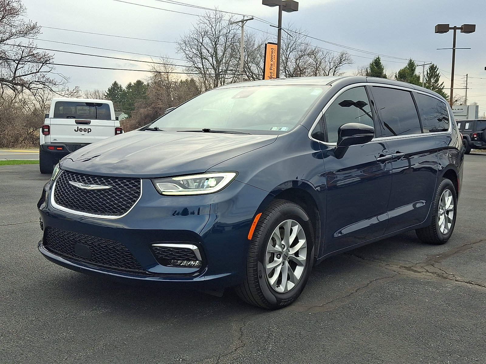 Certified 2025 Chrysler Pacifica Select image 1