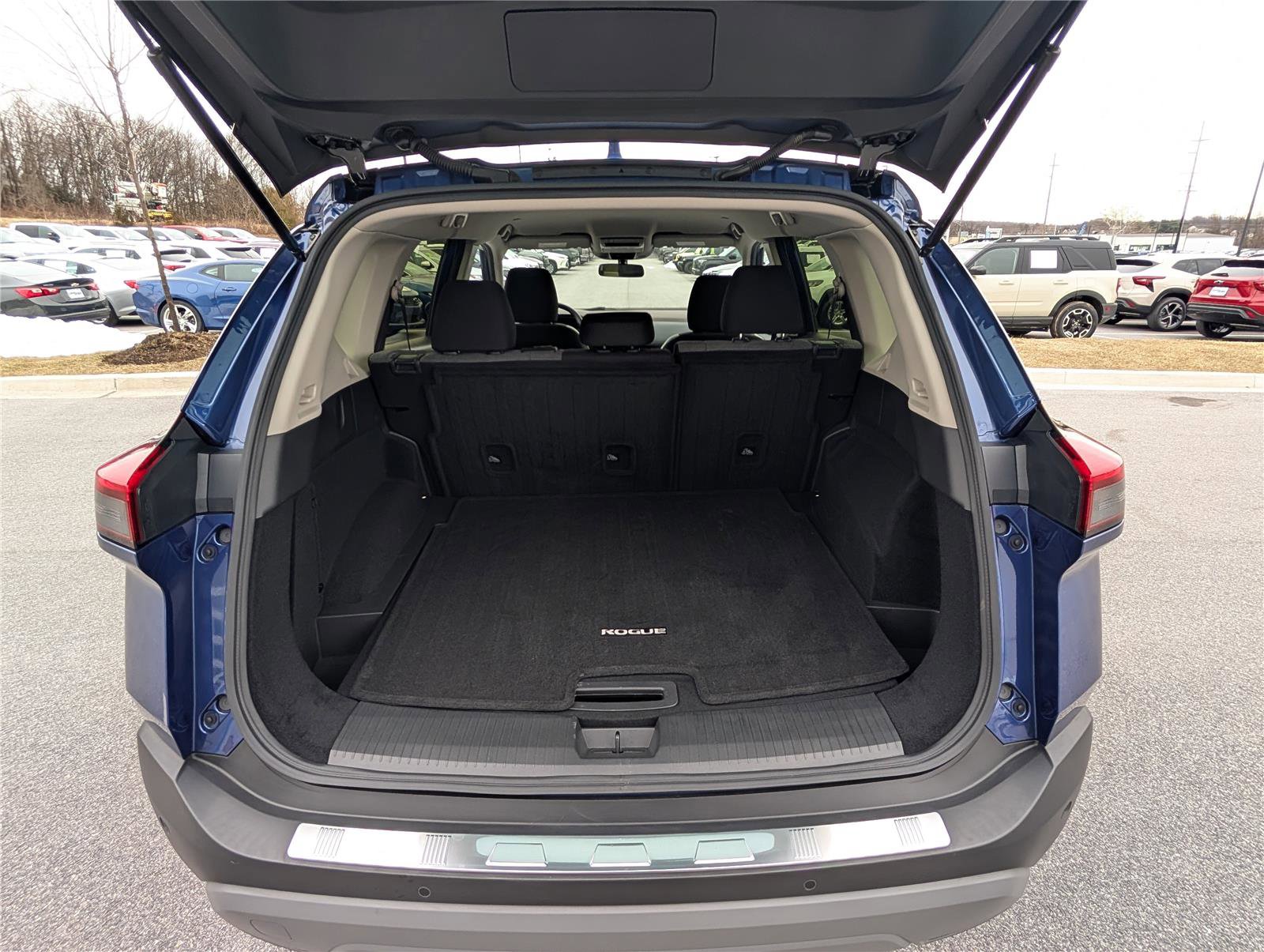 Used 2023 Nissan Rogue SV image 12