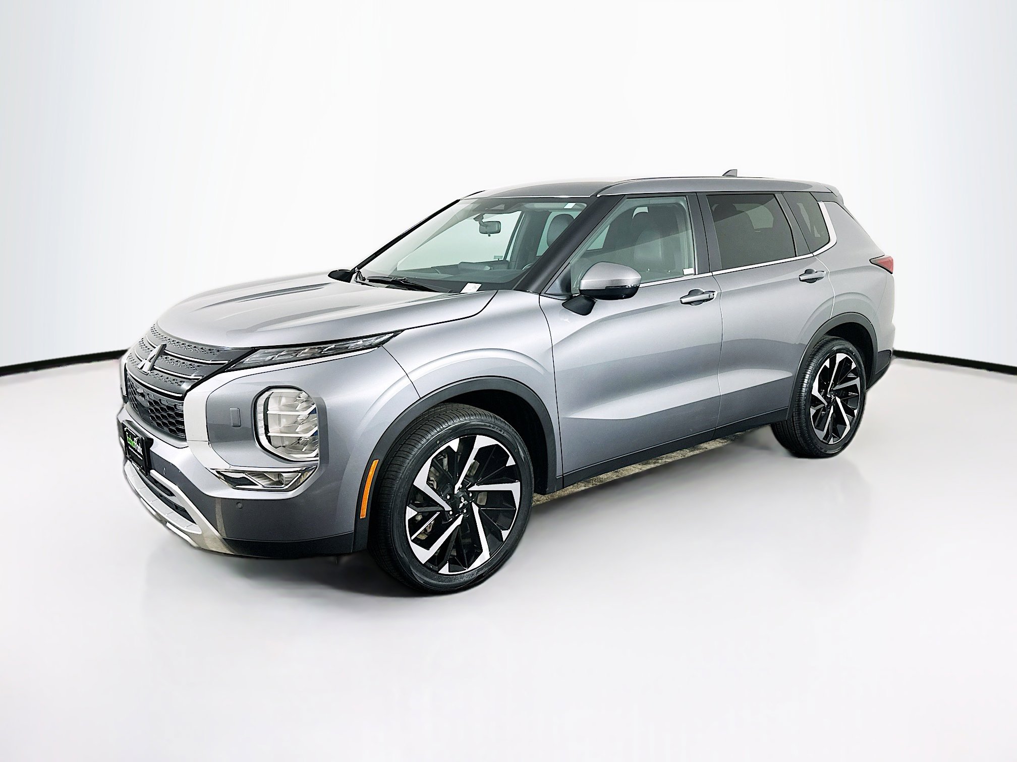 Used 2023 Mitsubishi Outlander SE image 3