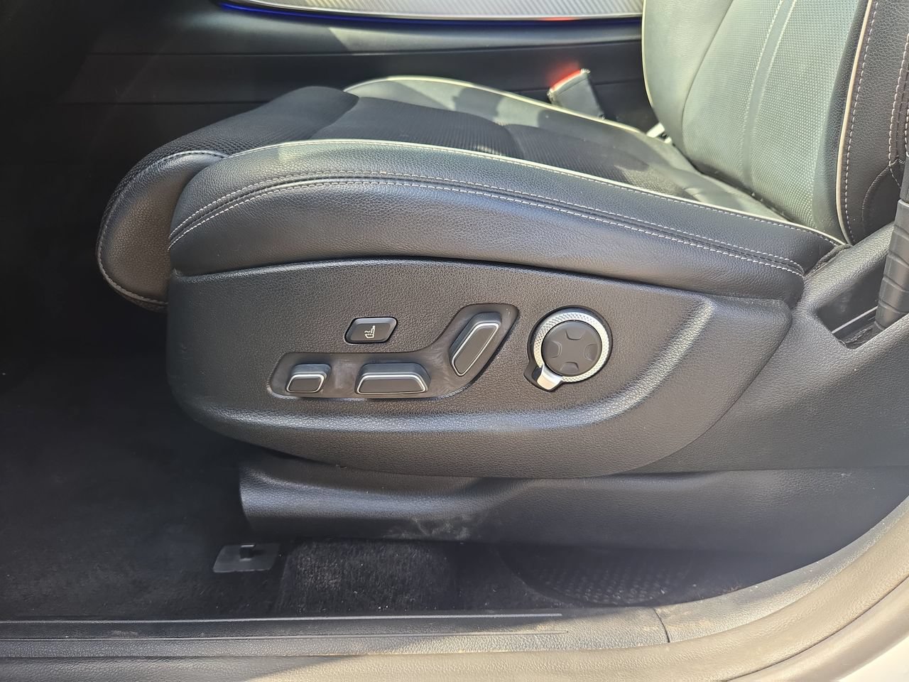 Used 2022 Genesis GV70 2.5T w/ Sport Prestige Package AWD/4WD image 19