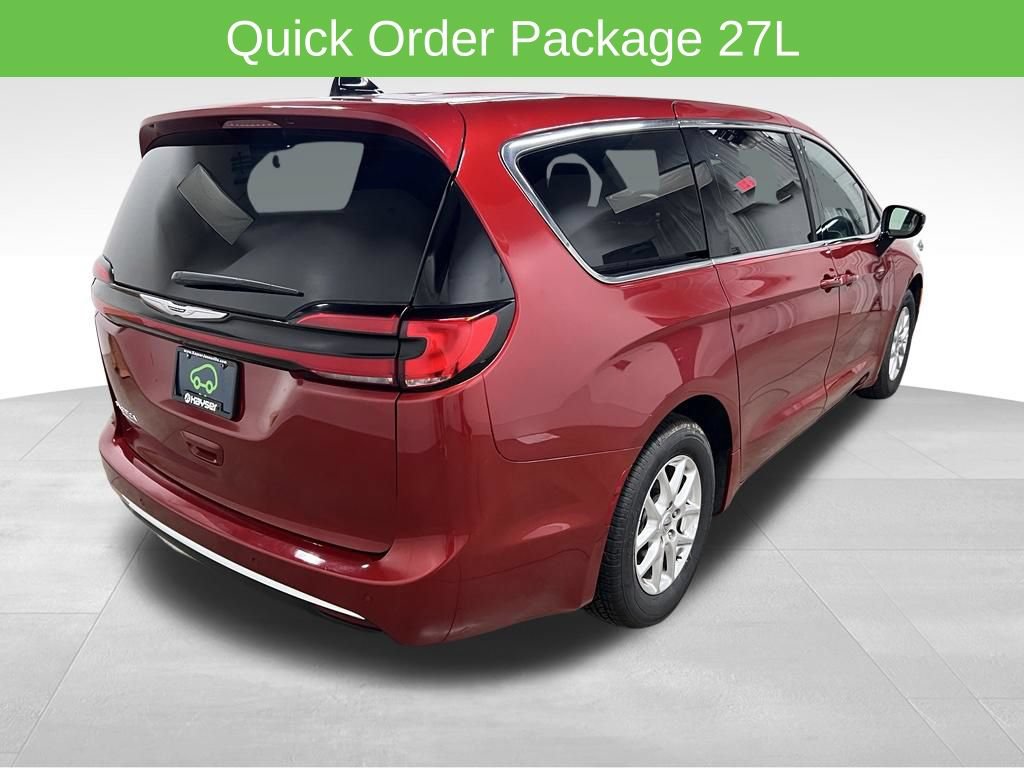 Used 2025 Chrysler Pacifica Select FWD image 5
