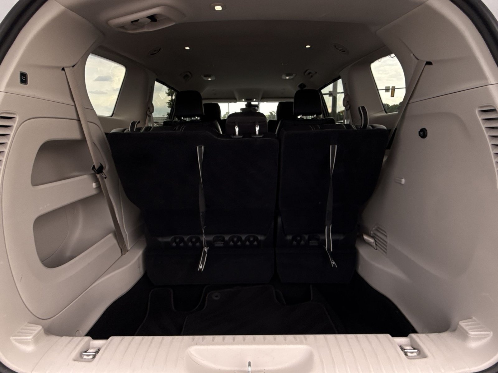 Used 2024 Chrysler Pacifica Touring-L FWD image 27
