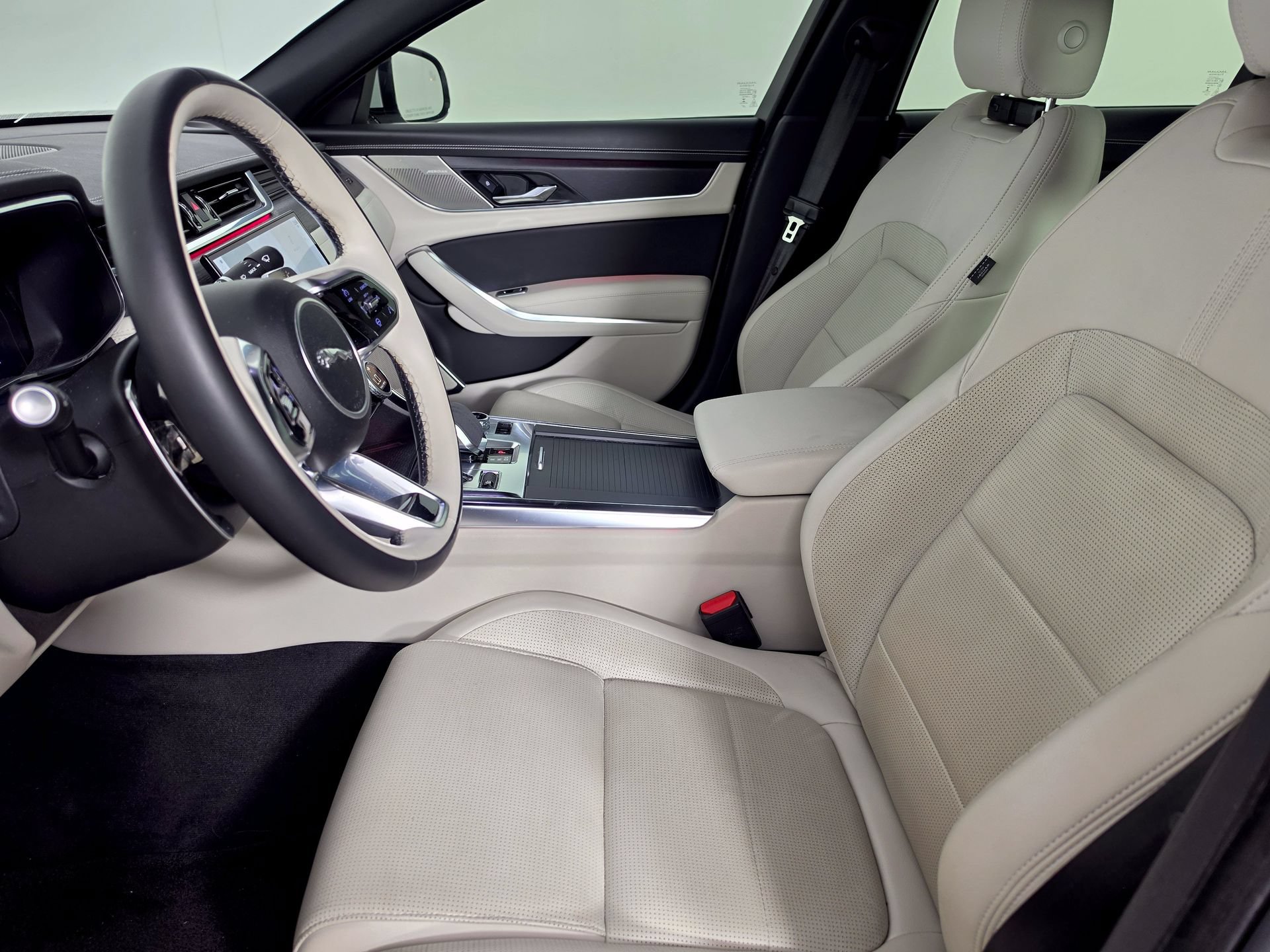 Used 2024 Jaguar XF R-Dynamic SE AWD/4WD image 15