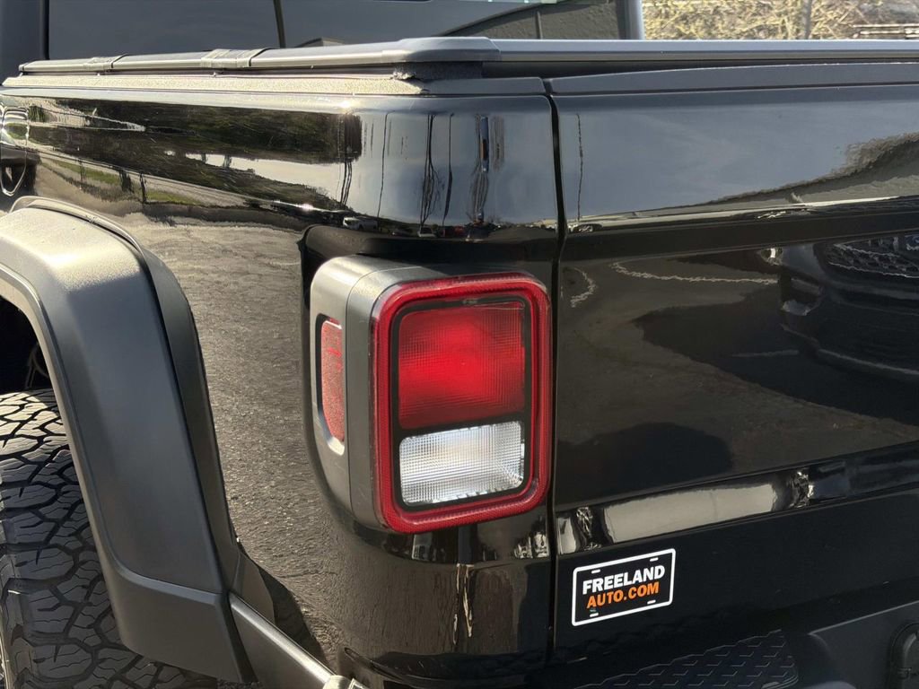 Used 2025 Jeep Gladiator Sport image 12