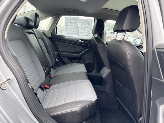 Used 2025 Volkswagen Jetta SE FWD image 10