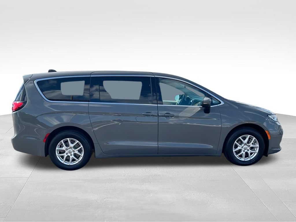 Used 2023 Chrysler Pacifica Touring-L FWD image 9