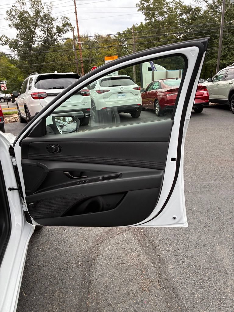 Used 2025 Hyundai Elantra Limited FWD image 19