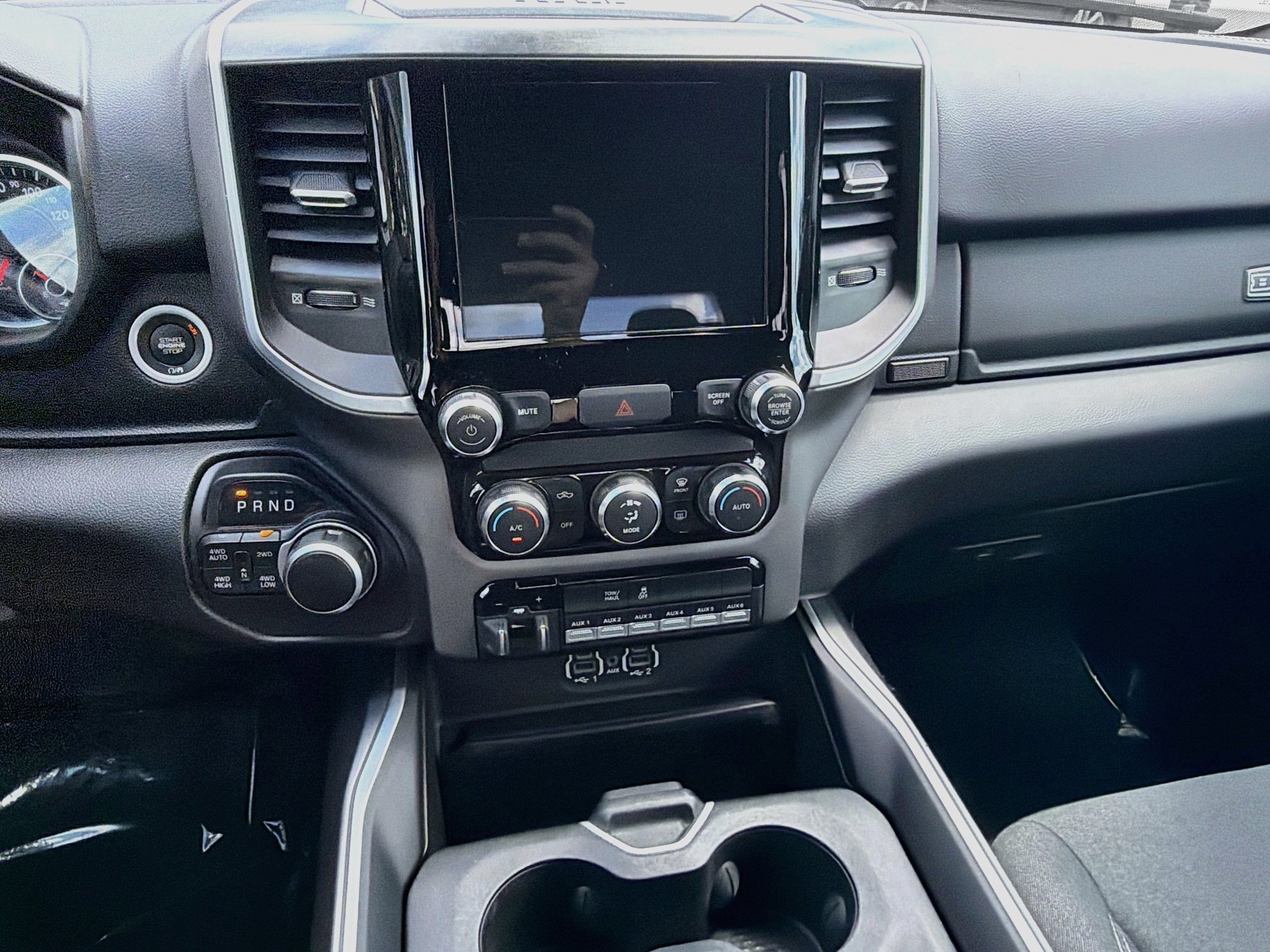 Used 2021 RAM 1500 4x4 Crew Cab image 25