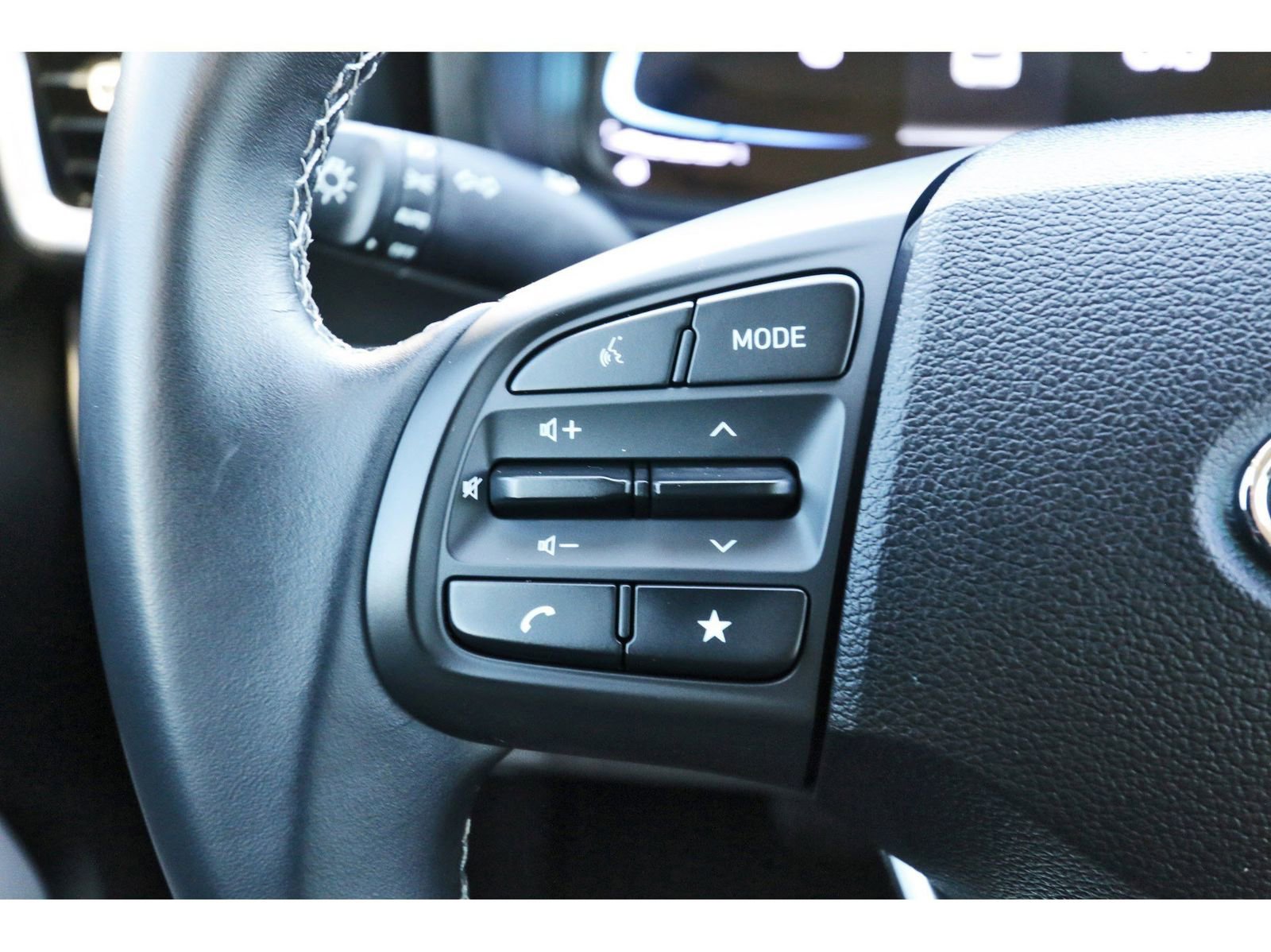 Certified 2025 Hyundai Venue SEL image 17