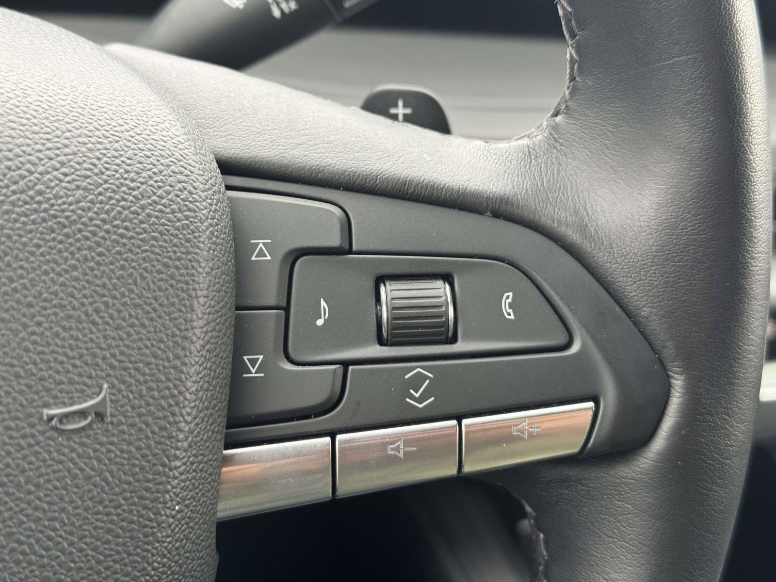 Used 2025 Cadillac XT4 Premium Luxury image 18