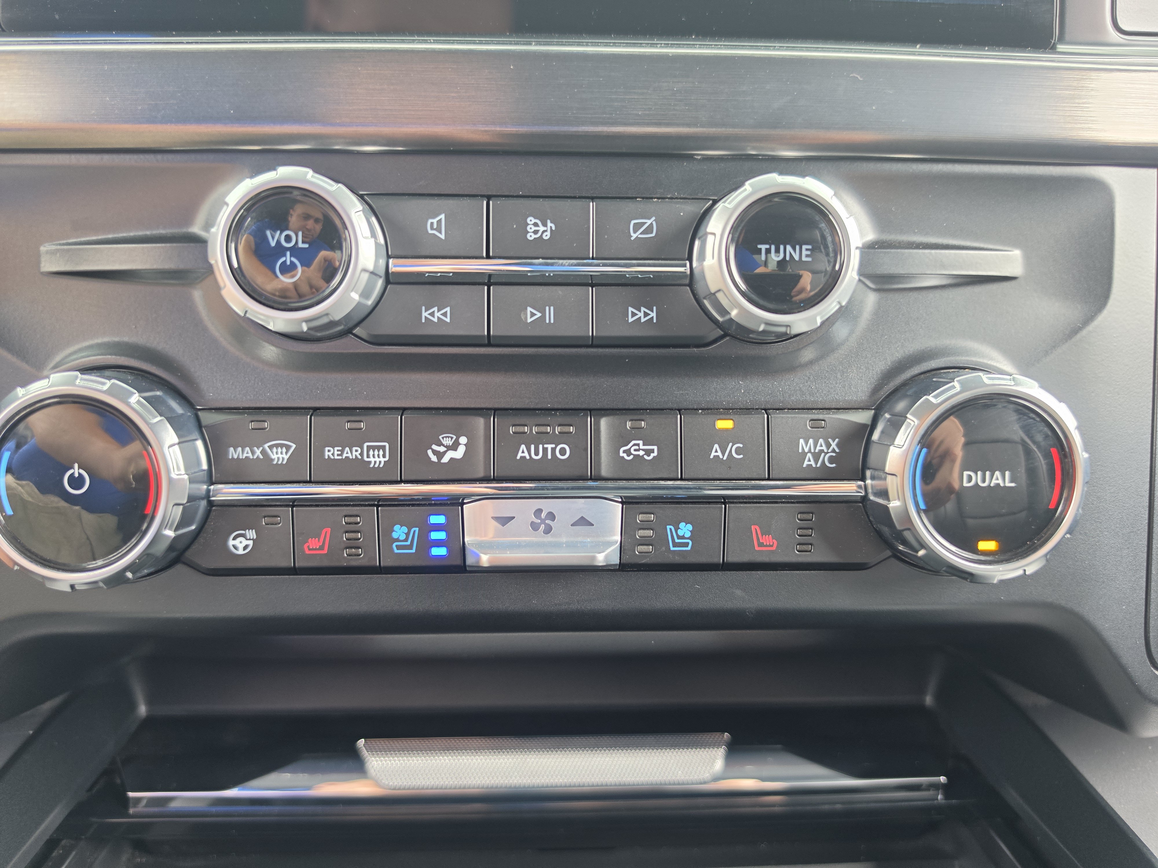 Used 2023 Ford F350 Lariat w/ Tremor Off-Road Package AWD/4WD image 26