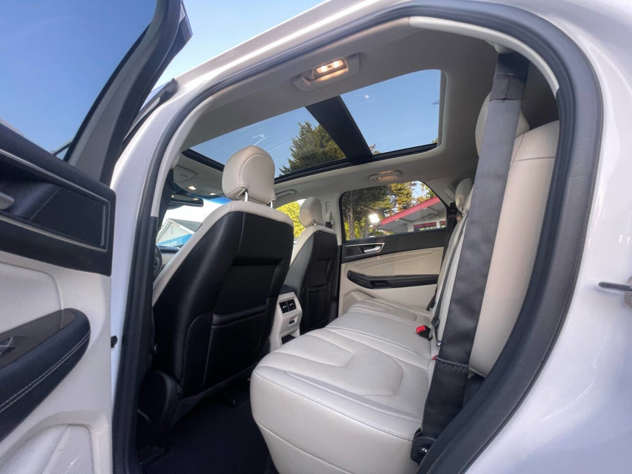 Used 2018 Ford Edge Titanium w/ Equipment Group 302A AWD/4WD image 19