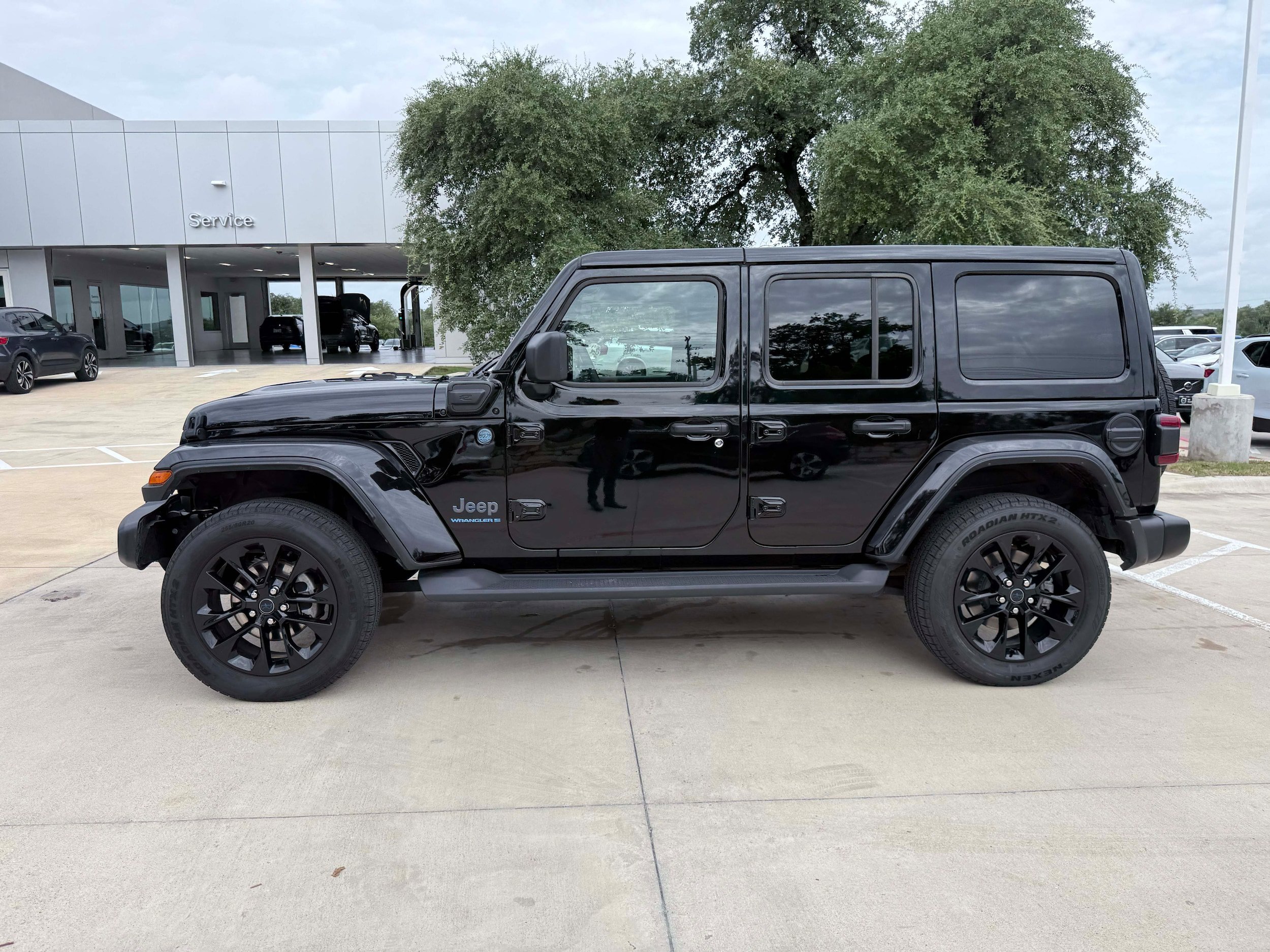 Used 2025 Jeep Wrangler Unlimited Sahara AWD/4WD image 3