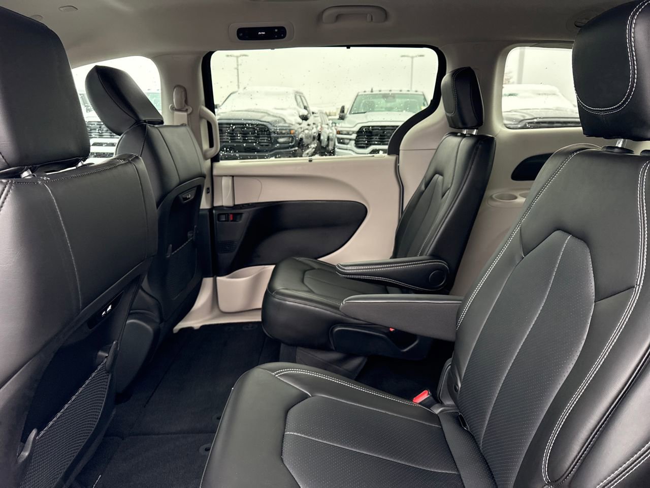 Used 2024 Chrysler Pacifica Touring-L image 16