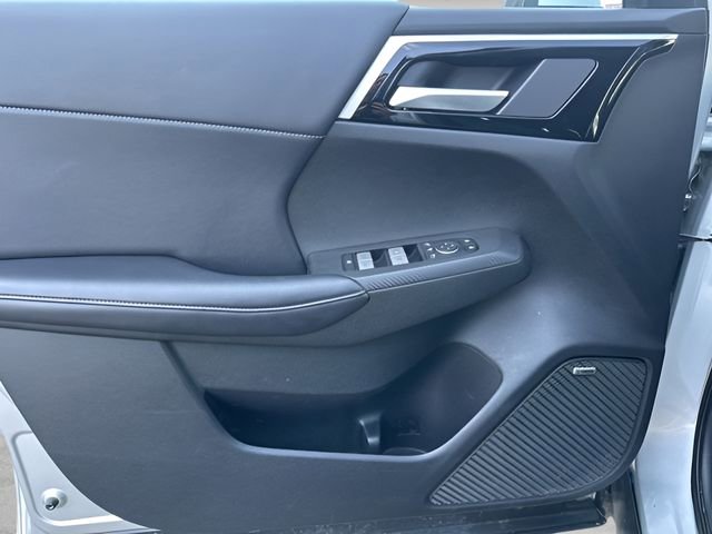 Used 2025 Mitsubishi Outlander SE image 9