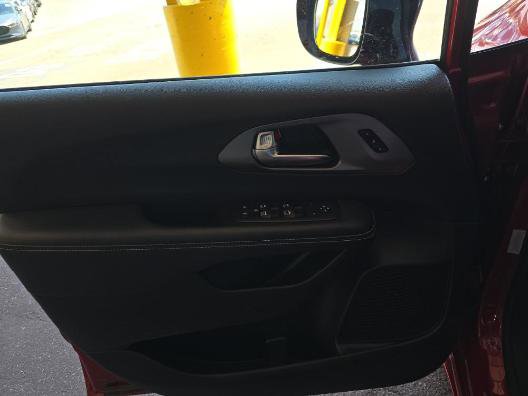 Used 2025 Chrysler Pacifica Select FWD image 19