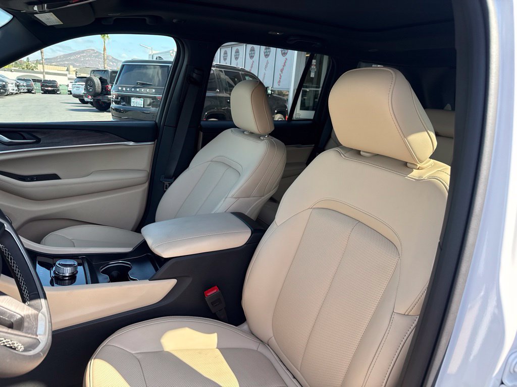 Used 2026 Jeep Grand Cherokee Limited w/ Luxury Tech Group II RWD image 14