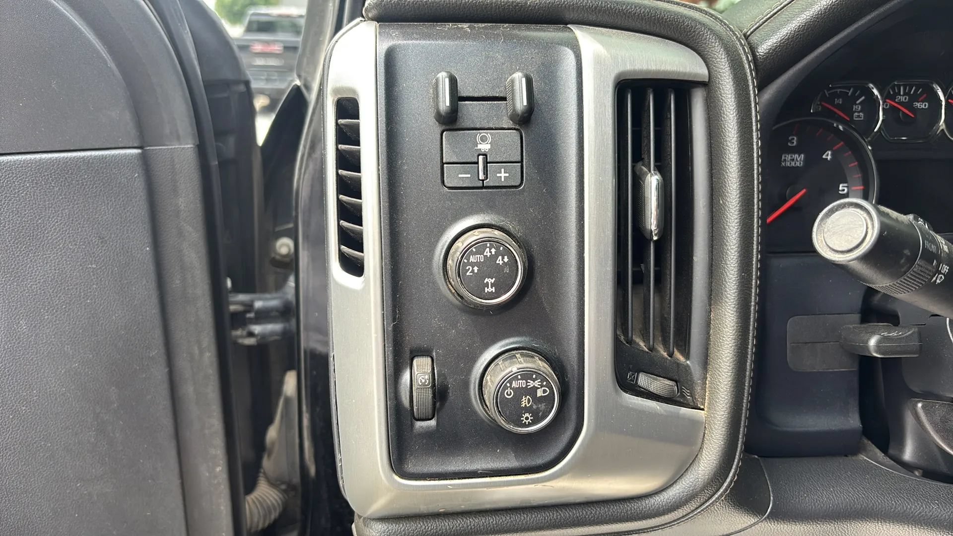 Used 2015 GMC Sierra 1500 SLE w/ SLE Value Package AWD/4WD image 19