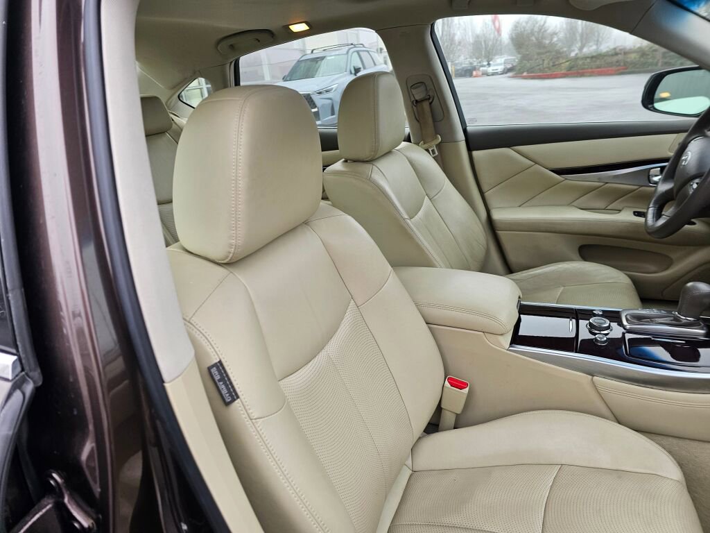 Used 2018 INFINITI Q70 Luxe image 12