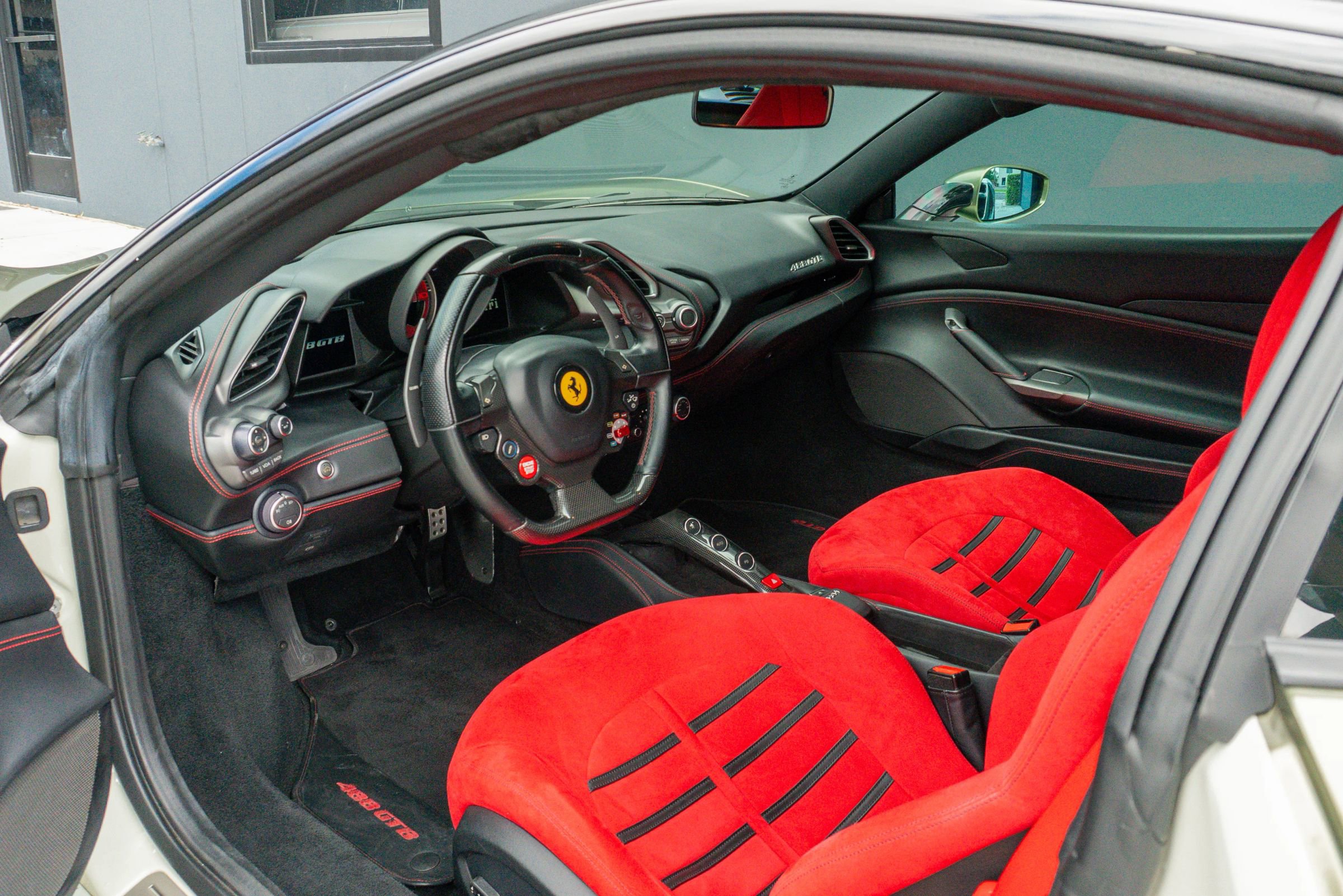 Used 2018 Ferrari 488 GTB RWD image 10