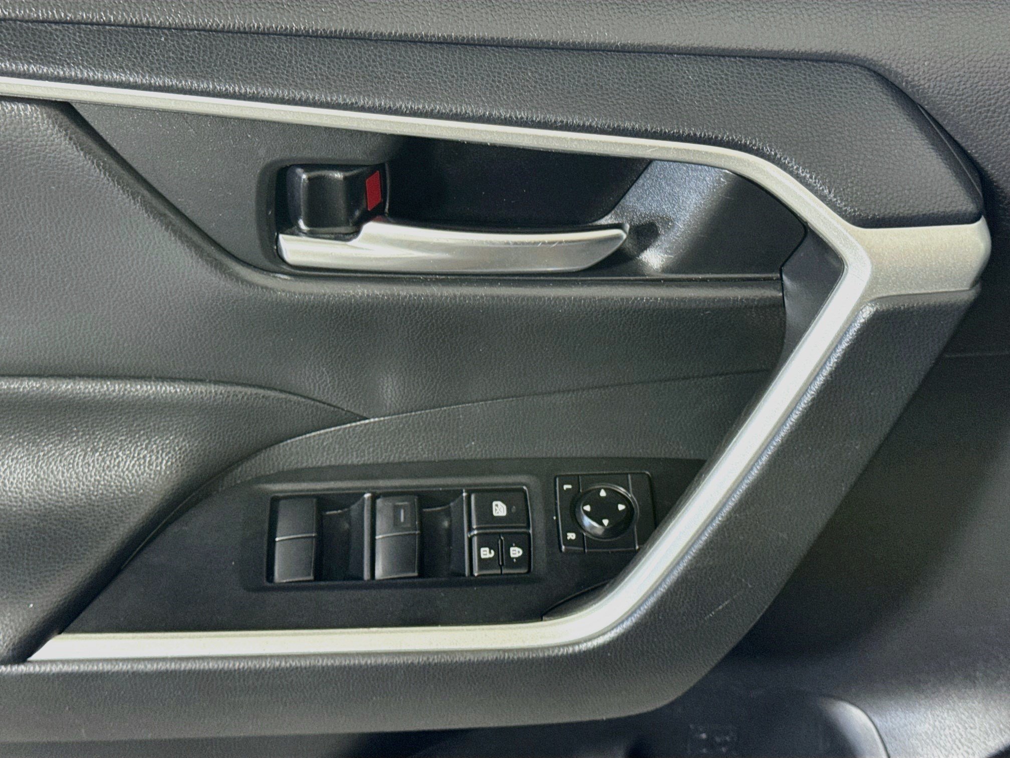 Used 2021 Toyota RAV4 XLE FWD image 24