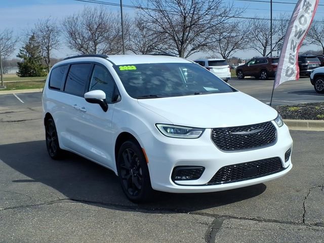 Used 2023 Chrysler Pacifica Touring-L w/ S Appearance Package image 3