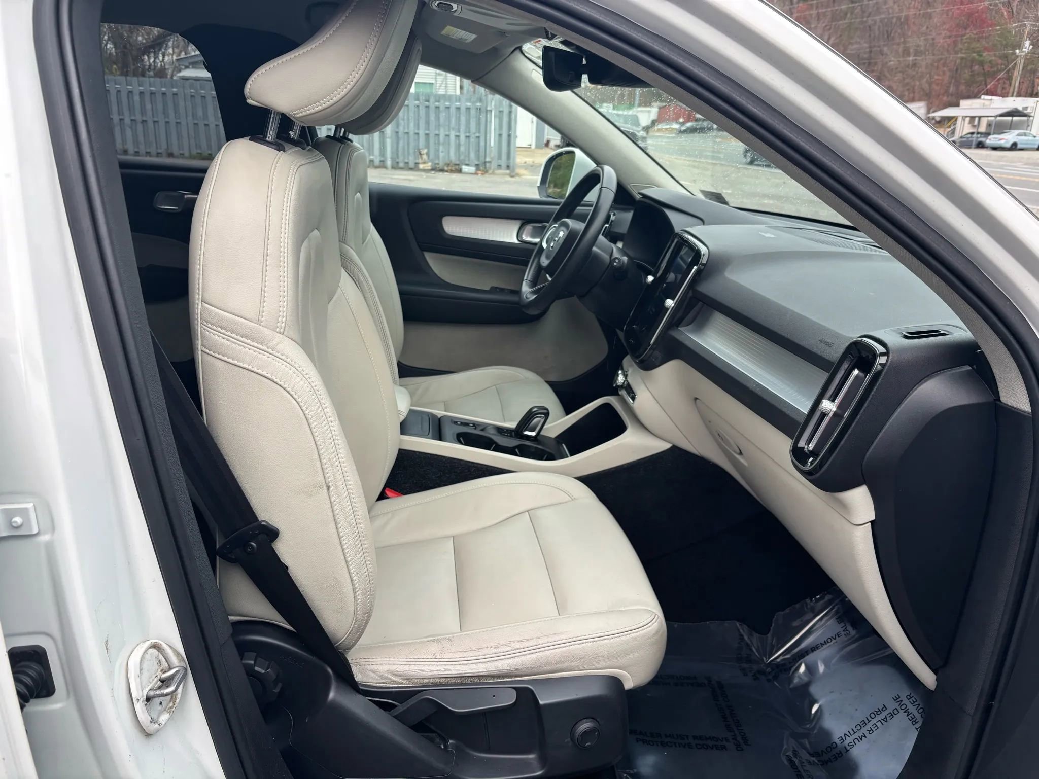 Used 2019 Volvo XC40 T5 Momentum image 16