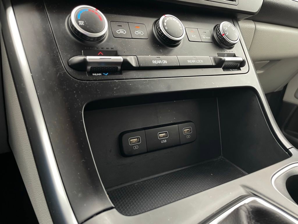 Used 2024 Kia Carnival LX image 19