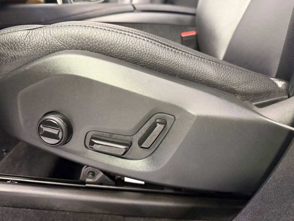 Used 2025 Volvo XC90 B6 Plus image 23