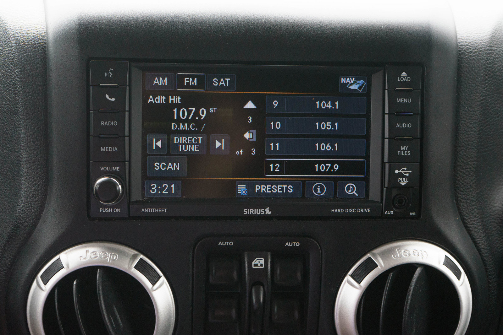 Used 2018 Jeep Wrangler Unlimited Sahara w/ Connectivity Group AWD/4WD image 15