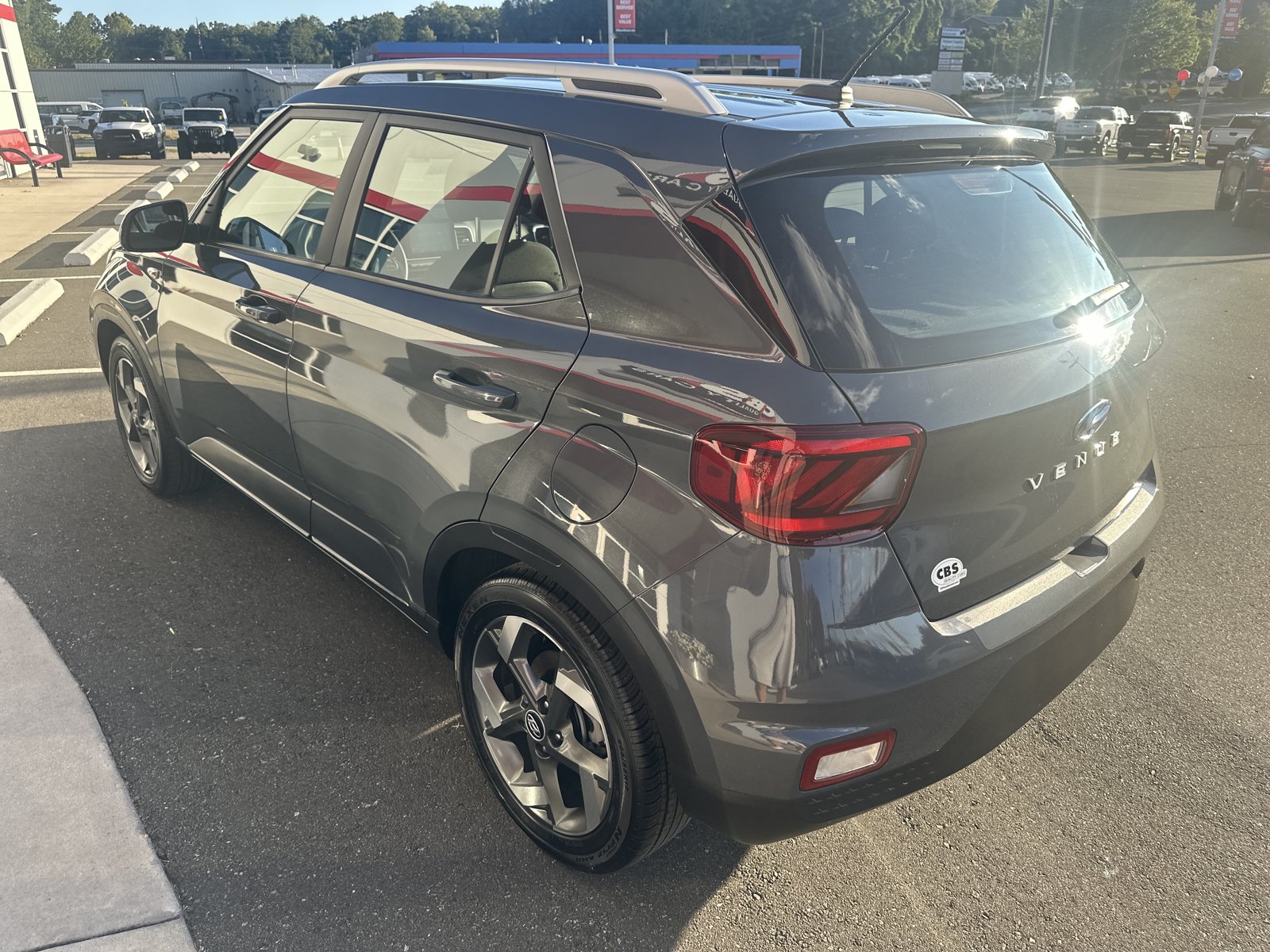 Used 2025 Hyundai Venue SEL FWD image 6
