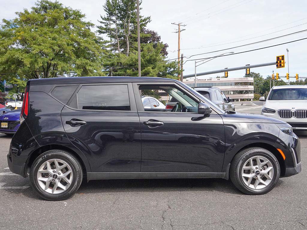Used 2024 Kia Soul LX w/ Option Group 015 FWD image 17