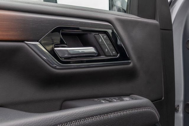 Used 2025 GMC Yukon Denali AWD/4WD image 17