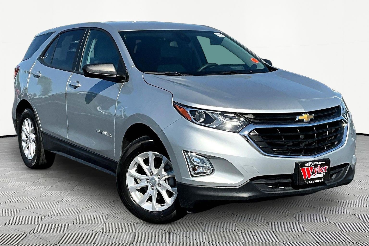 Used 2020 Chevrolet Equinox LS w/ LS Convenience Package FWD image 3