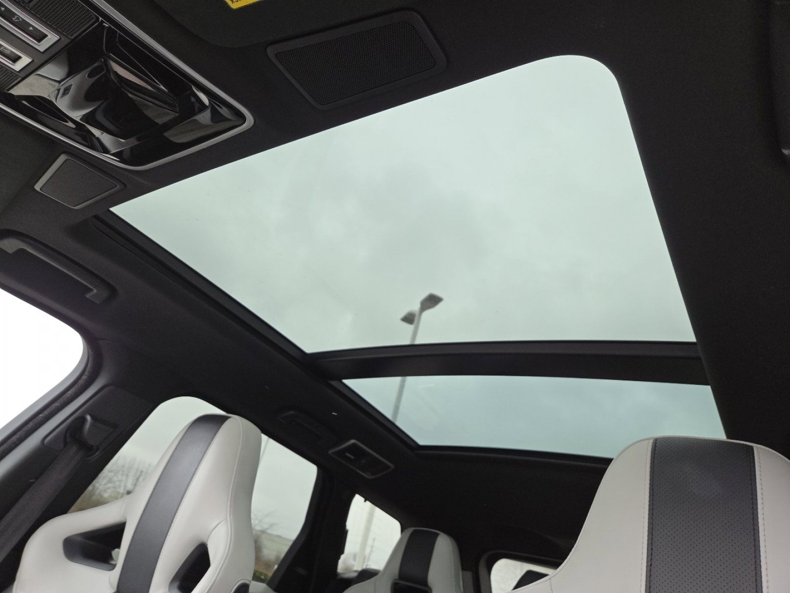 Used 2017 Land Rover Range Rover Sport SVR image 3