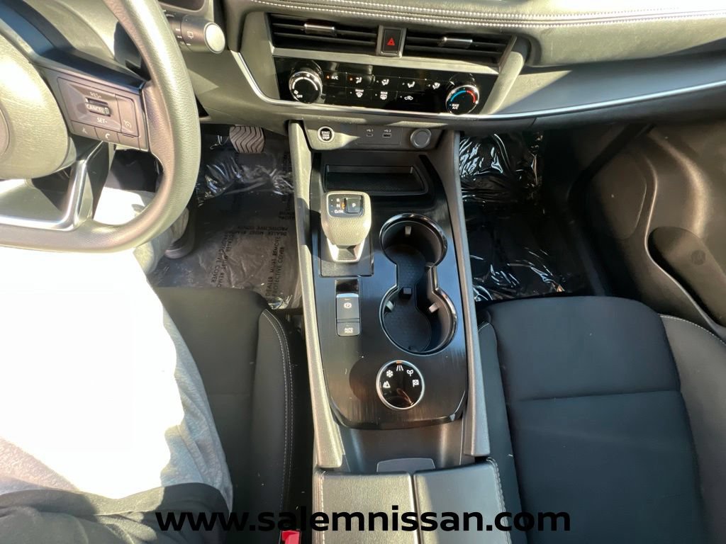 Used 2023 Nissan Rogue S AWD/4WD image 10