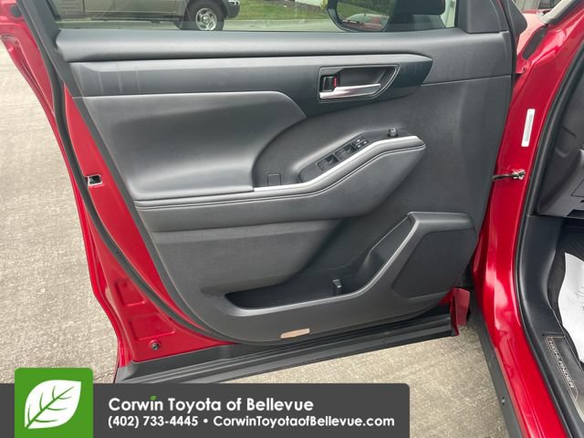 Used 2022 Toyota Highlander XLE AWD/4WD image 20